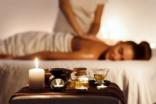 Aromatherapy Massage with hot oil